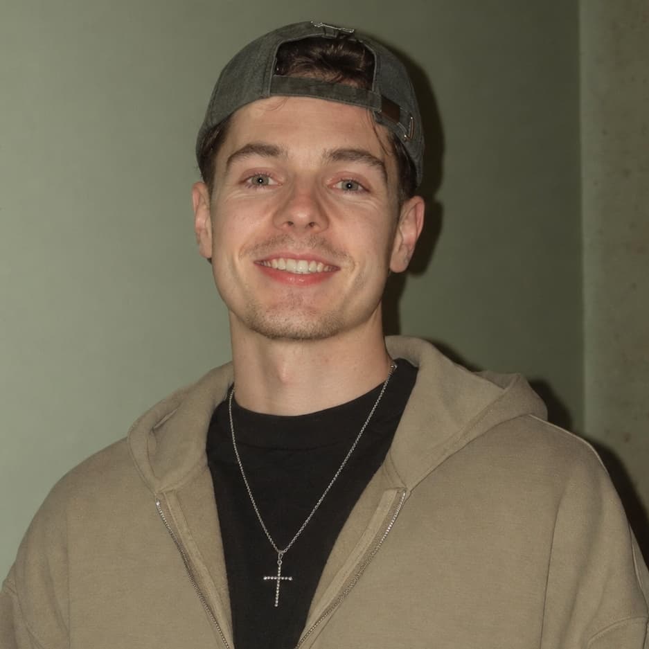 Alex Cooper profile picture